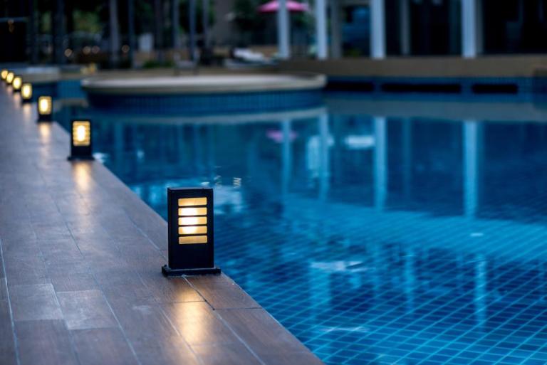 Quel aménagement extérieur prévoir autour d'une piscine à Couëron ?