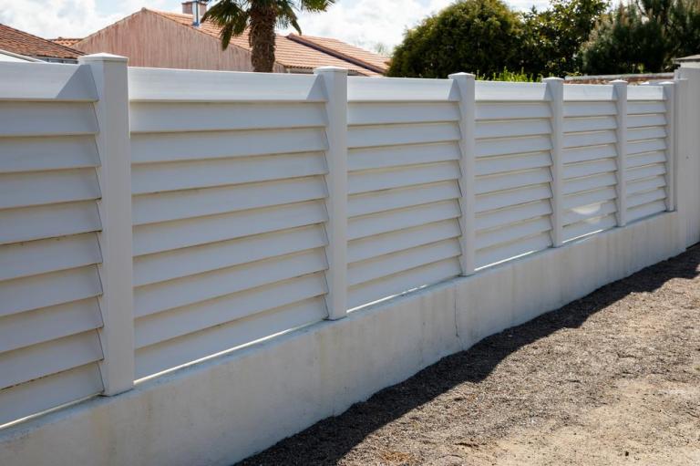 Clôture ou muret, quel choix pour délimiter un jardin près de Couëron